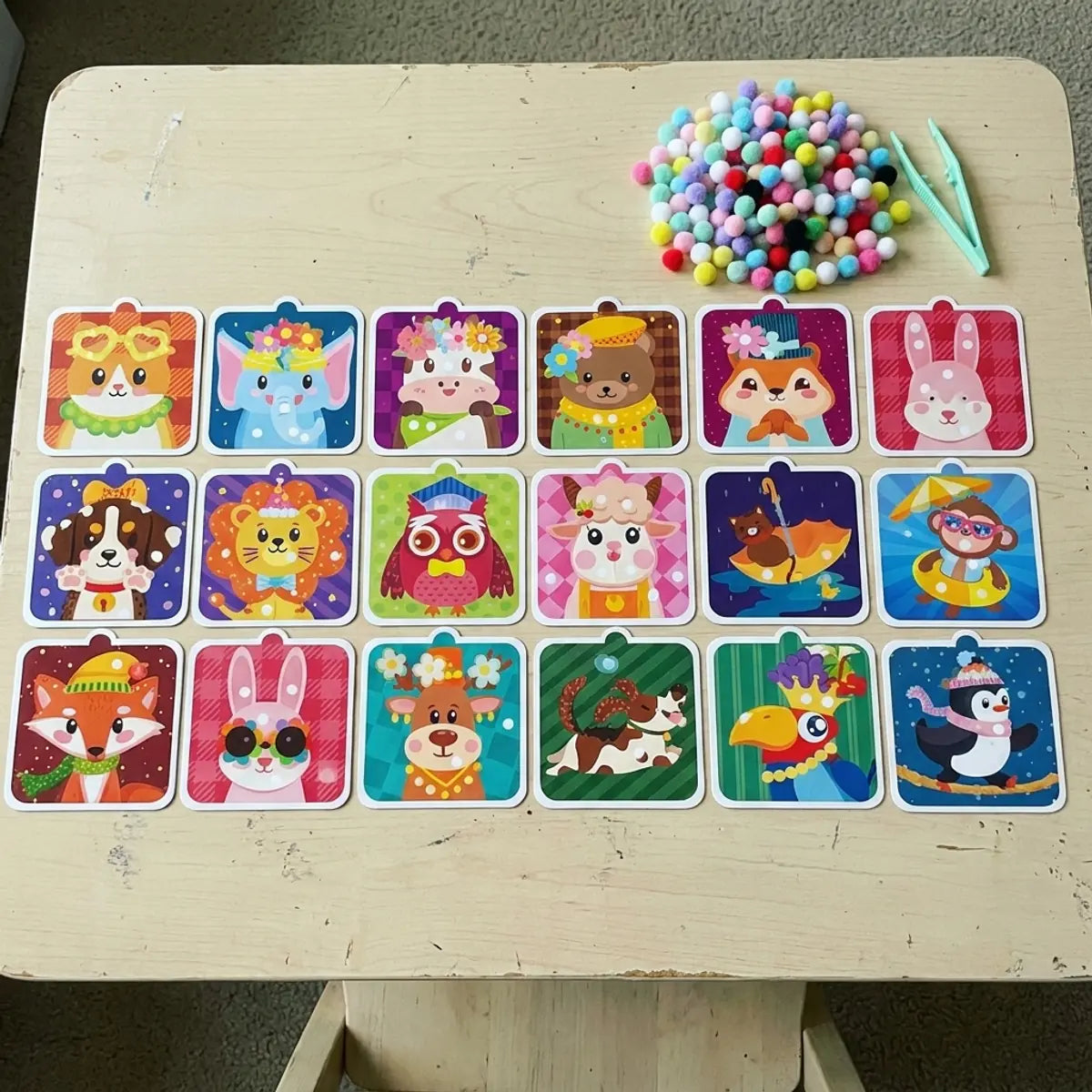 18 cartes animaux, pompons et deux pinces du kit