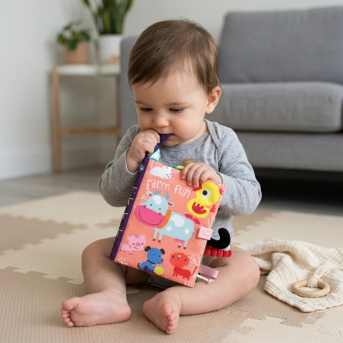 livre-eveil-tissu-bebe-bebe-en-main-08 Livre sensoriel souple Montessori