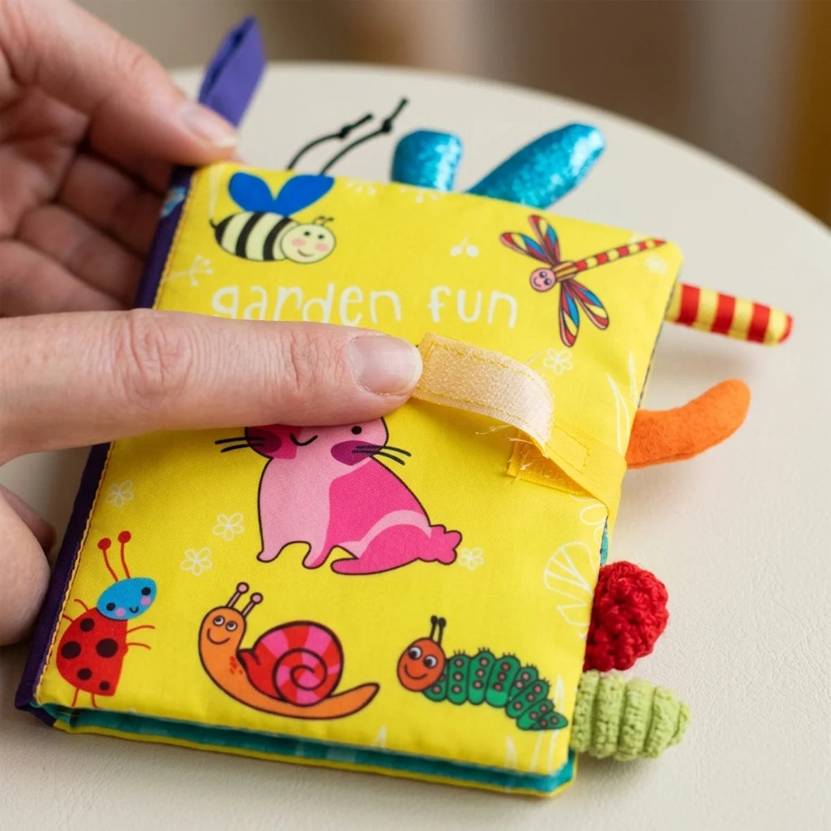 livre-eveil-tissu-bebe-fermeture-04 Livre sensoriel souple Montessori