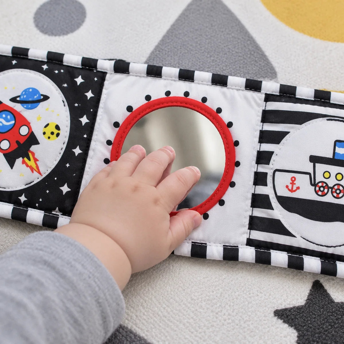 livre-tissu-contraste-bebe-miroir-06 Livre en Tissu Contrasté Bébé, Noir et Blanc avec Miroir