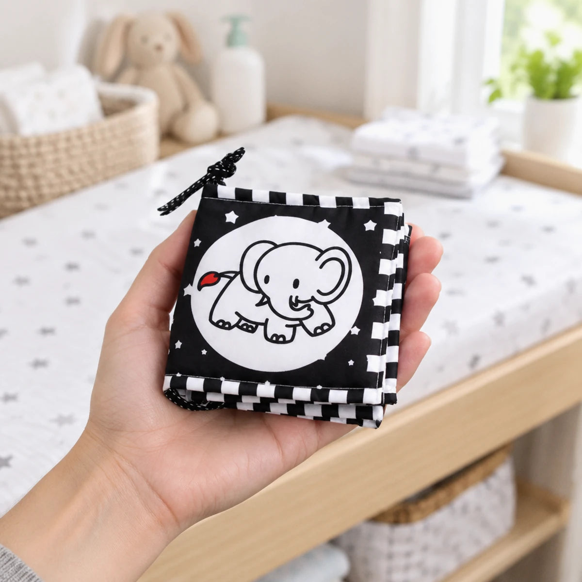 livre-tissu-contraste-bebe-taille-reelle-03 Livre en Tissu Contrasté Bébé, Noir et Blanc avec Miroir