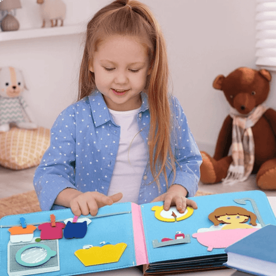 Une petite fille qui joue avec le livre d'histoire montessori
