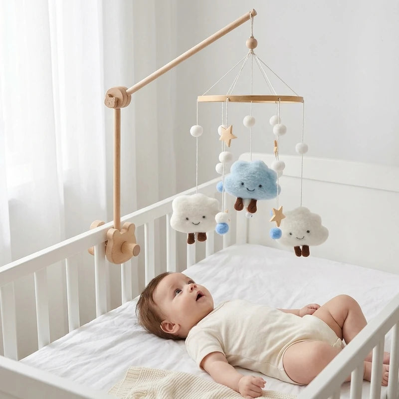 Bébé allongé dans son lit sous le mobile Nuages sourire