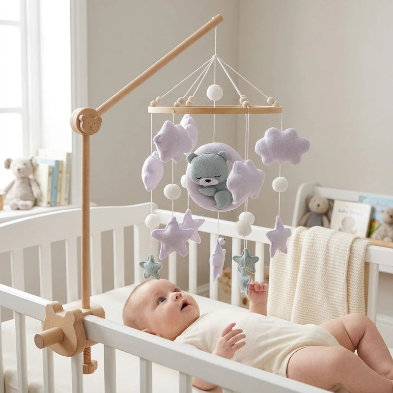 Bébé allongé dans son lit sous le mobile Ourson lune lilas