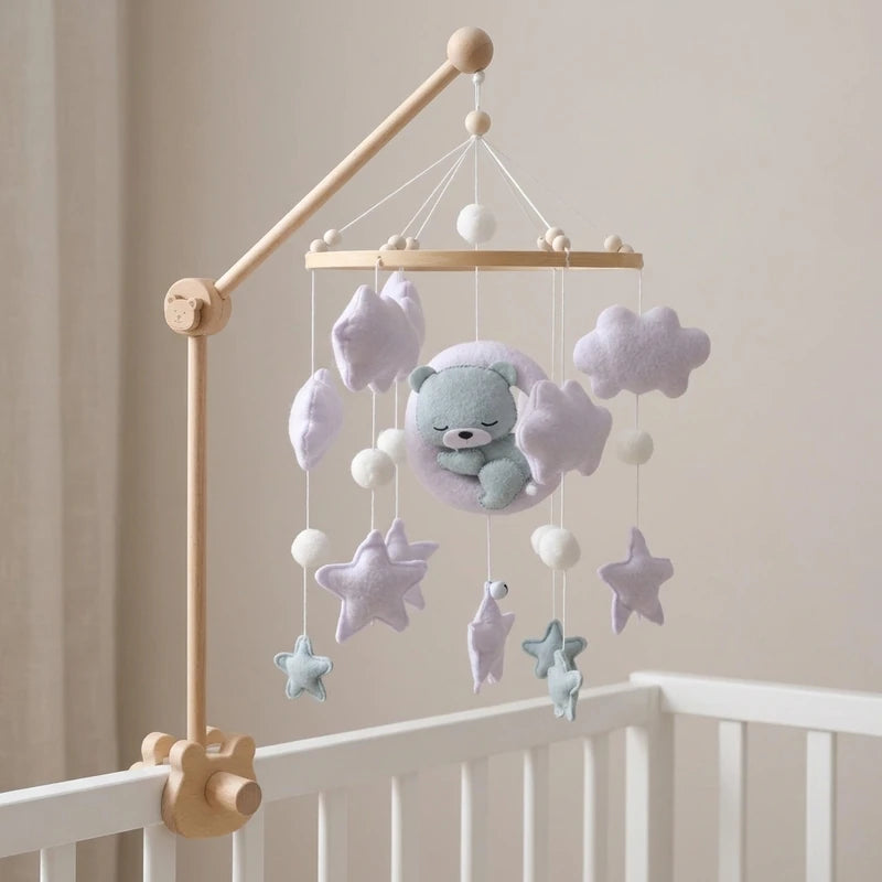 Mobile de lit bébé en bois, modèle Ourson lune lilas, fixé sur un lit à barreaux