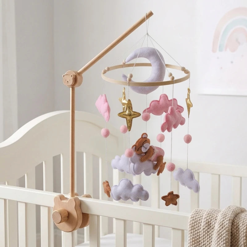 Mobile de lit bébé en bois, modèle Ourson nuages roses, fixé sur un lit à barreaux