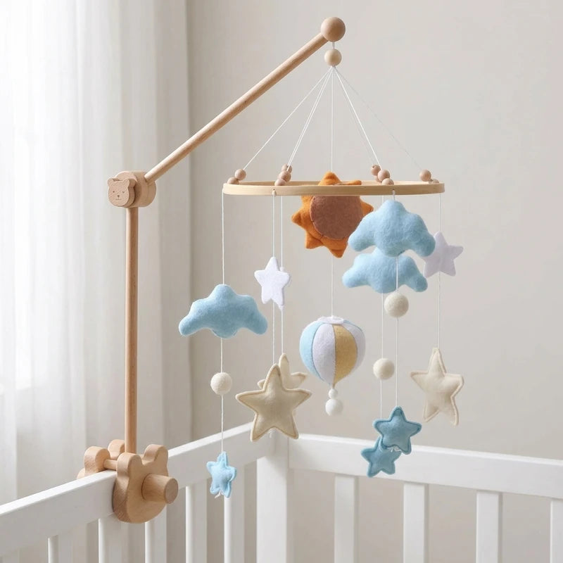 Mobile de lit bébé en bois, modèle Soleil et montgolfière, fixé sur un lit à barreaux