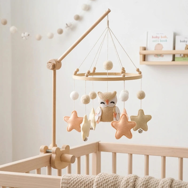 Mobile de lit bébé en bois, modèle Hibou beige, fixé sur un lit à barreaux