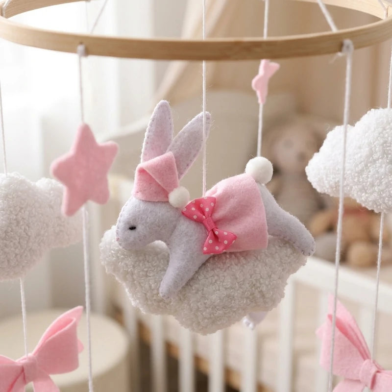 Détail de la feutrine cousue main du mobile Lapin rose et nuages