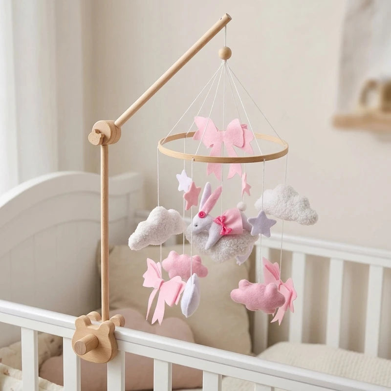 Mobile de lit bébé en bois, modèle Lapin rose et nuages, fixé sur un lit à barreaux
