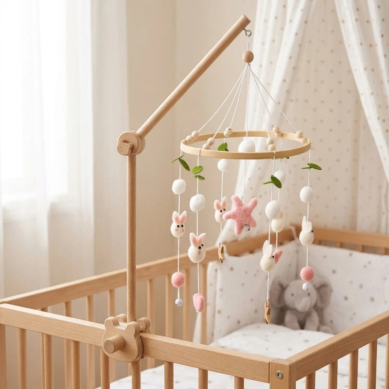 Mobile de lit bébé en bois, modèle Lapins boules de laine, fixé sur un lit à barreaux