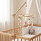 Mobile de lit bébé en bois, modèle Lapins boules de laine, fixé sur un lit à barreaux
