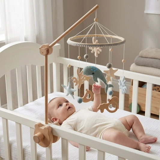 mobile-bebe-ocean-animaux-marins-baleine-verte-lifestyle-03 Mobile de lit bébé en bois, thème Océan