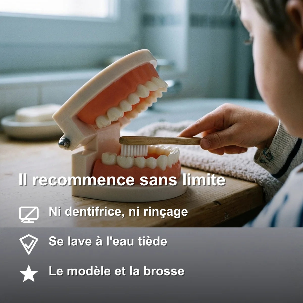 Main d'enfant brossant les dents du modèle