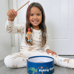Enfant fier montrant un poisson attrapé avec sa canne magnétique