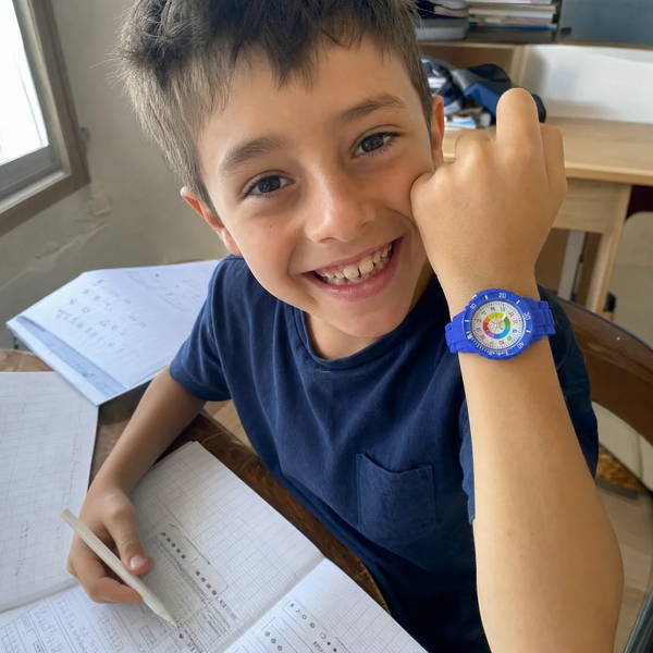 montre-bleu-garcon-brun-iphone Montre Montessori pour Garçon et Fille