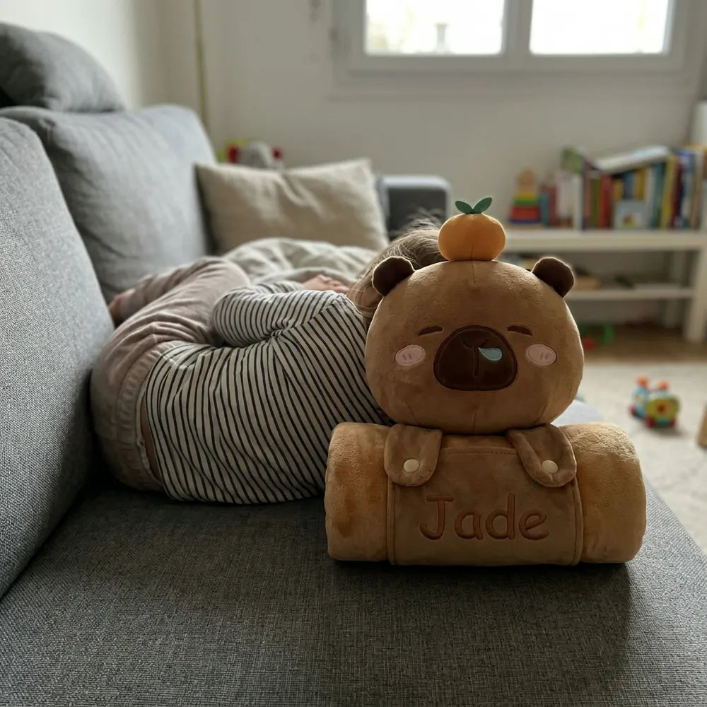 Enfant qui fait la sieste contre son plaid doudou capybara Jade