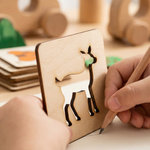 Gros plan sur un pochoir en bois Montessori, mettant en valeur la texture naturelle du bois et la précision de la découpe.