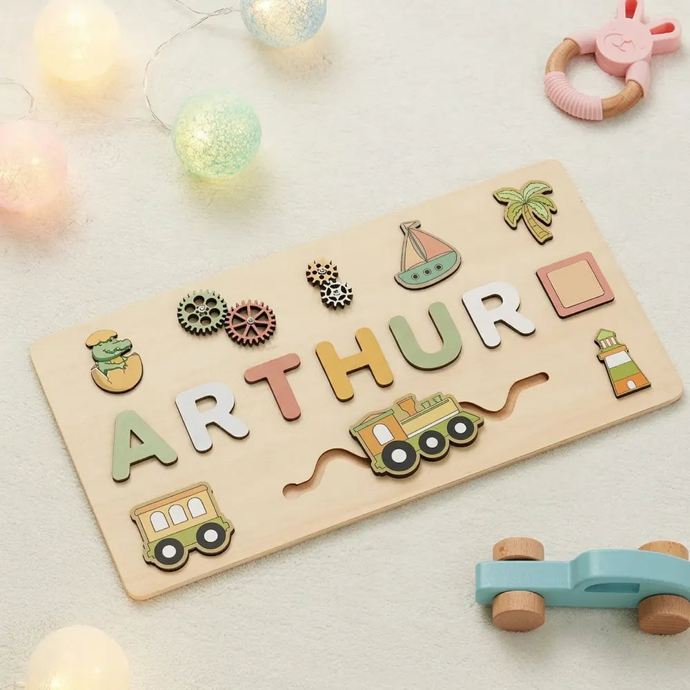 Puzzle prénom en bois personnalisé décor petit train avec engrenages et rail, prénom Arthur