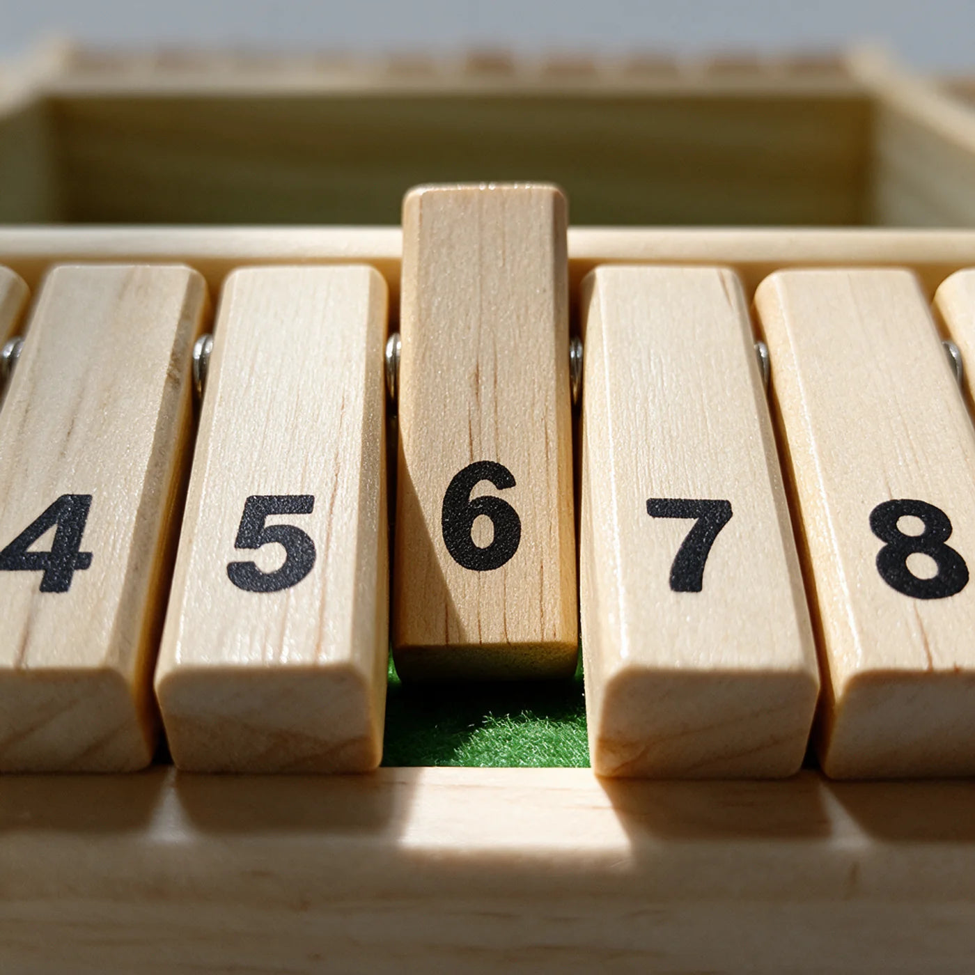 royaumemontessorishuttheboxboisdetail03 Jeu de Société Montessori en Bois : Apprentissage des Nombres Shut The Box