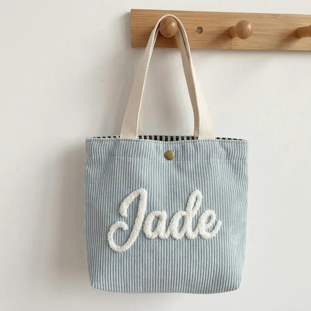 Petit sac cabas enfant bleu ciel en velours côtelé, prénom Jade brodé en laine blanche