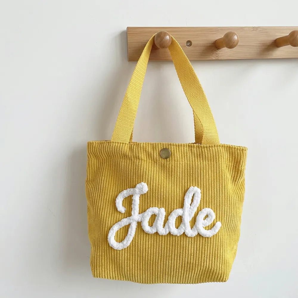 Petit sac cabas enfant jaune moutarde en velours côtelé, prénom Jade brodé en laine blanche
