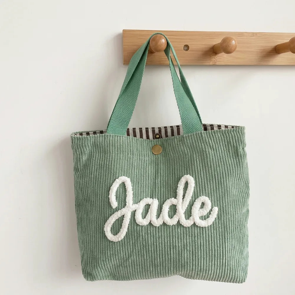 Petit sac cabas enfant vert sauge en velours côtelé, prénom Jade brodé en laine blanche