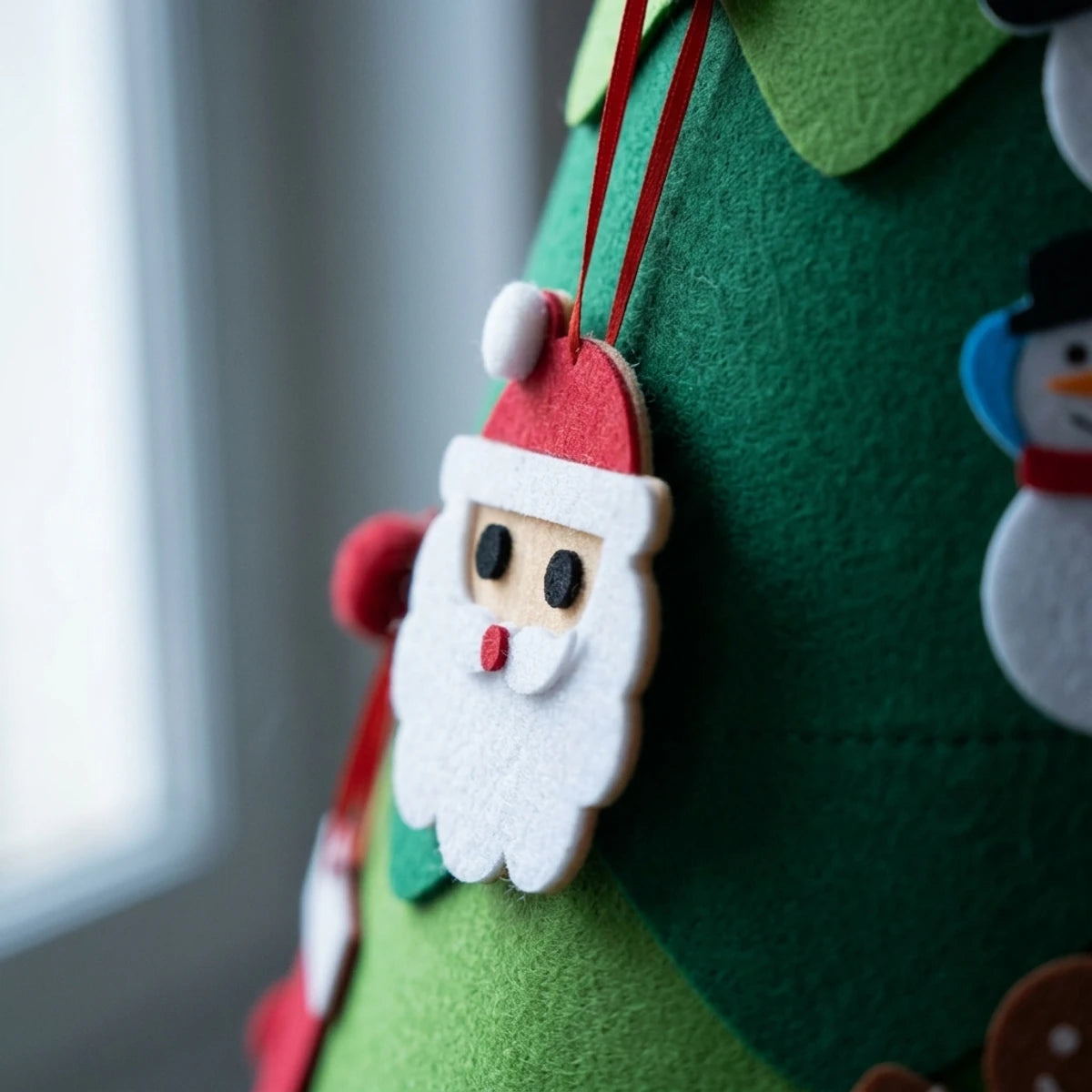Décoration Père Noël en feutrine et son cordon rouge