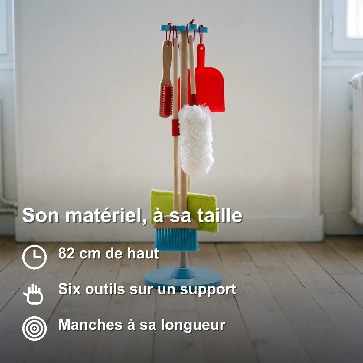Support de ménage enfant debout contre un mur clair
