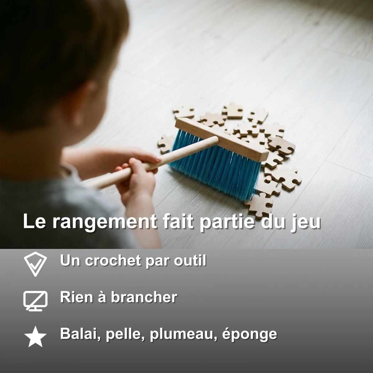 Enfant qui balaie avec le balai à poils bleus