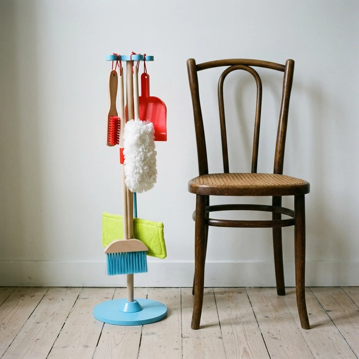 Set de ménage enfant de 82 cm à côté d'une chaise