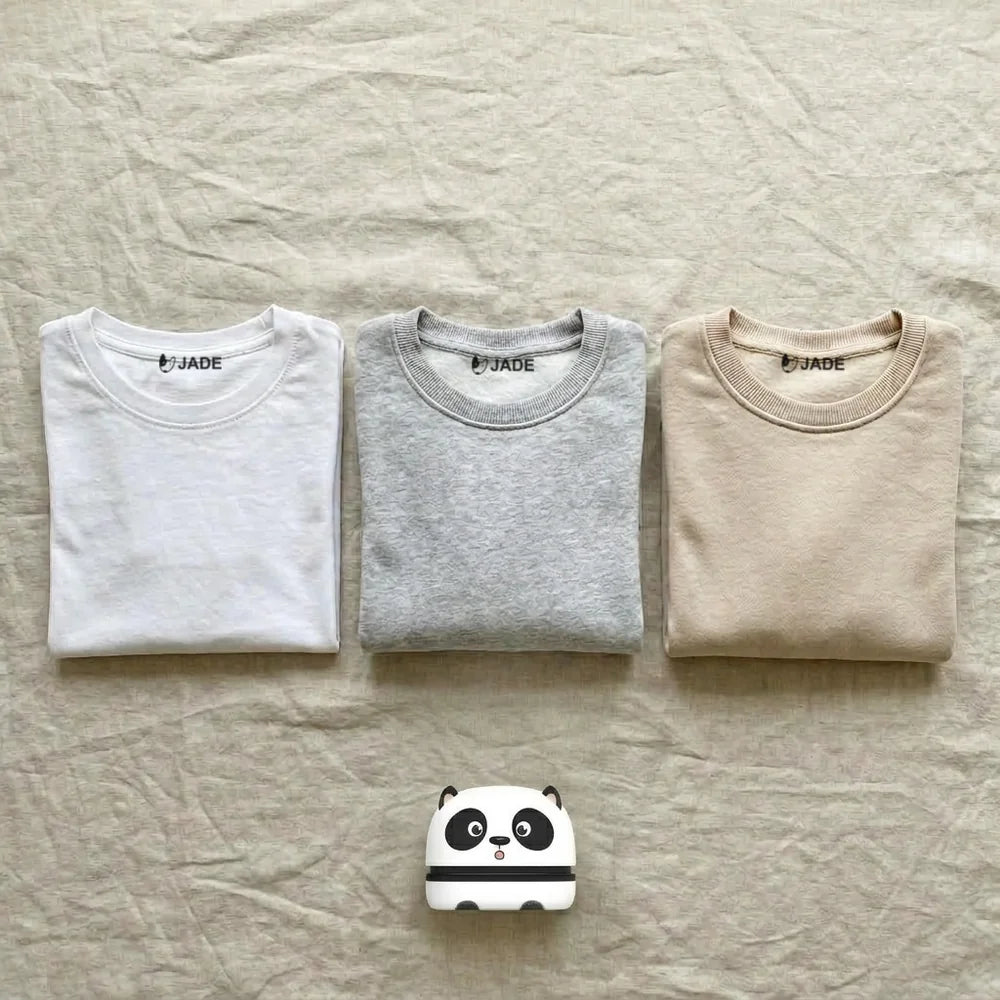 T-shirt, sweat gris et sweat beige enfant marqués Jade au même format avec le tampon panda