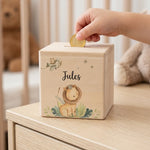 Tirelire Personnalisée en Bois avec Prénom, Motif Lion - Vignette | Royaume Montessori - Jouets Educatifs Montessori