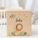 Tirelire Personnalisée en Bois avec Prénom, Motif Lion - Vignette | Royaume Montessori - Jouets Educatifs Montessori