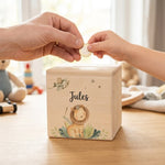 Tirelire Personnalisée en Bois avec Prénom, Motif Lion - Vignette | Royaume Montessori - Jouets Educatifs Montessori