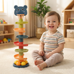 Enfant fier de sa réussite avec la Tour Montessori