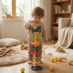 Enfant jouant avec la Tour de Course de Balles Montessori