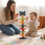 Moment de complicité en famille avec le jouet Montessori