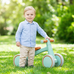 Enfant fier à côté de son vélo d'équilibre Montessori
