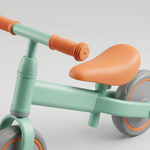 Détail du cadre menthe et du siège orange du vélo Montessori